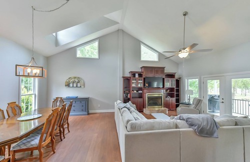 Semora Casa | 5 BR Lakefront Getaway + Fire Pit + Lake Views