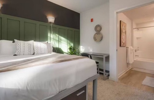 Chico Apartamento | 5 BR Modern Desert W/ Oasis Pool+Double Story Gym