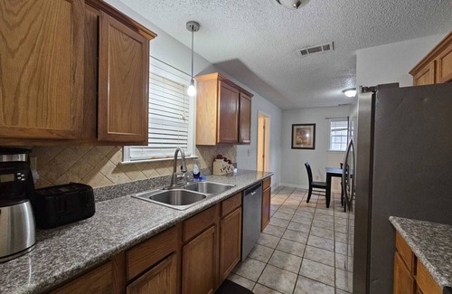 Raleigh Casa | 5 BR Secluded Compound-Abundant Parking-Minutes from Downtown & Airport.