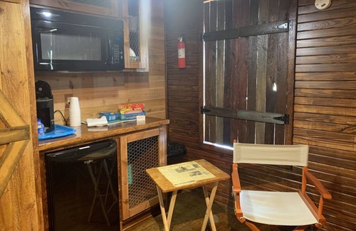 Cache Cabina | Capacidad 14, ideal para reuniones ~ 4 cabañas en The Lazy Buffalo, cerca de las montañas