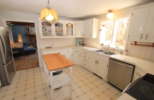 Sandwich Casa | 5 Cardinal Rd - Spacious 4BR Retreat: Hot Tub, Firepit, Pet-Friendly, Sleeps 10