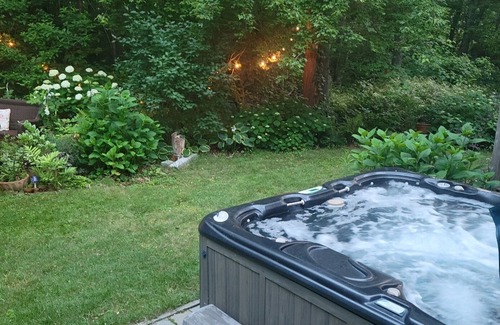 Sandwich Casa | 5 Cardinal Rd - Spacious 4BR Retreat: Hot Tub, Firepit, Pet-Friendly, Sleeps 10