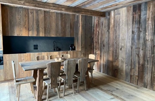Cortina d'Ampezzo Historic Centre Apartamento | 5* Central Cortina newly refurbished. 3’ from Freccia nel Cielo cable car.