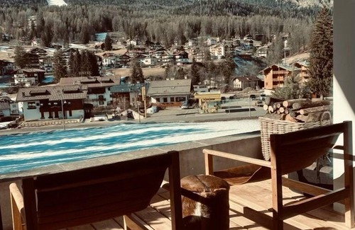 Cortina d'Ampezzo Historic Centre Apartamento | 5* Central Cortina newly refurbished. 3’ from Freccia nel Cielo cable car.