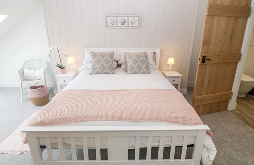 Caergeiliog Cabaña | 5 CLEIFIOG FAWR, family friendly, luxury holiday cottage in Valley