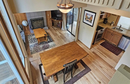 Sunriver Cabina | 5 East Butte-Sunriver, Oregon: BBQ, WiFi, SHARC Aquatics, Tubing Hill, Mt. Bachelor, Golf, Deschutes River, Tennis, Bike Paths