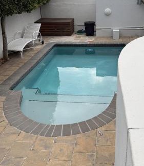 Cape Town City Centre Apartamento | 5 Inverness super luxury one bedroom with pool with garden