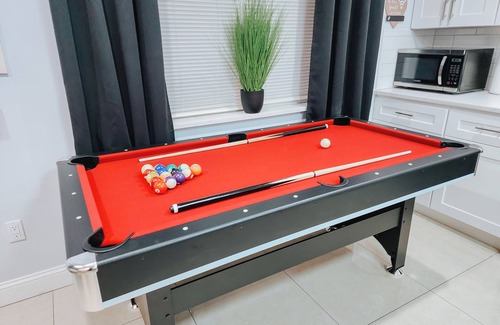 Center City Apartamento | 5 King Beds/2 Free Driveway Parking/Pool Table