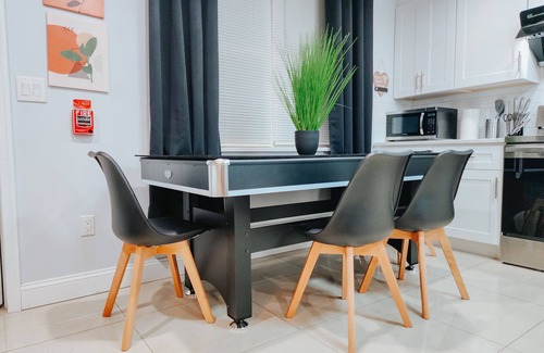 Center City Apartamento | 5 King Beds/2 Free Driveway Parking/Pool Table
