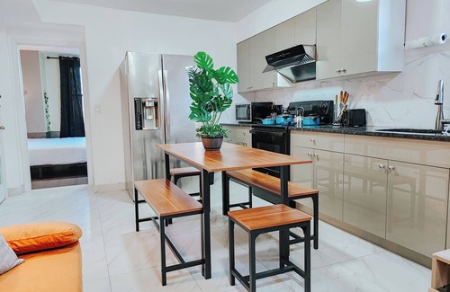 Poplar Apartamento | 5 King Beds/5 En-Suite Bathrooms/Ping-Pong