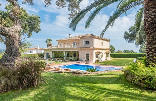 San Roque Villa | 5 * villa de lujo. Club San Roque. Piscina de 2 niveles. WiFi a través de fibra óptica. Caminar al golf
