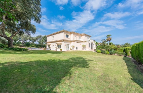 San Roque Villa | 5 * villa de lujo. Club San Roque. Piscina de 2 niveles. WiFi a través de fibra óptica. Caminar al golf