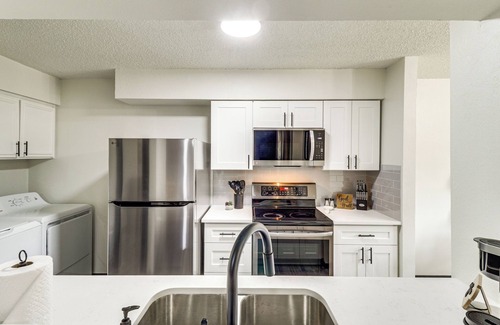 West Arlington Casa | 5 Mi to AT&T Stadium: Townhome w/ Community Pools!
