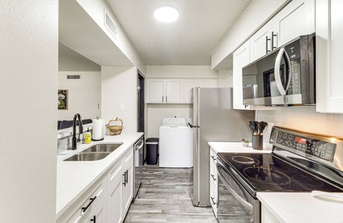 West Arlington Casa | 5 Mi to AT&T Stadium: Townhome w/ Community Pools!