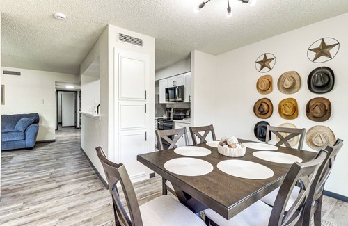 West Arlington Casa | 5 Mi to AT&T Stadium: Townhome w/ Community Pools!