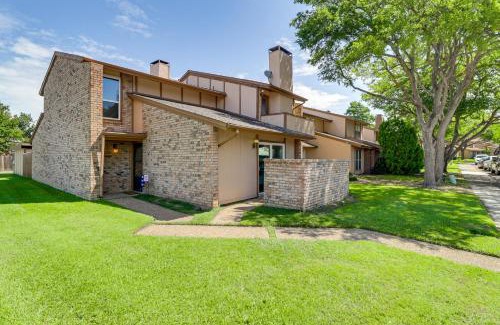 West Arlington Casa | 5 Mi to ATandT Stadium Townhome with Community Pools!