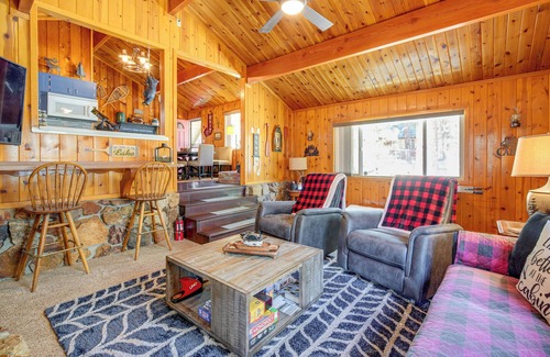 Sugarloaf Cabina | 5 Mi to Big Bear Lake: Pet-Friendly Gem Near Hikes