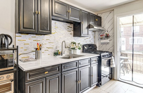 Primos Secane Casa | 5 Mi to Center City: Townhome in Elmwood Park