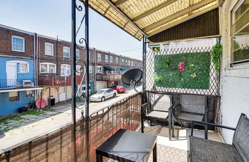 Primos Secane Casa | 5 Mi to Center City: Townhome in Elmwood Park