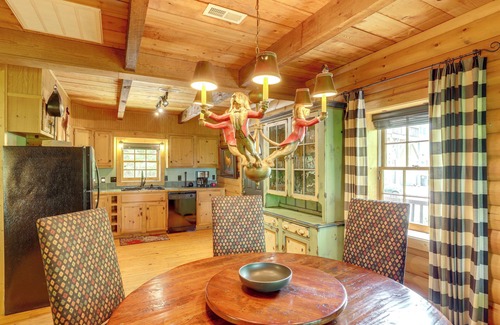 Asheville Cabina | 5 Mi to Dtwn Asheville: Tranquil Cabin Retreat!