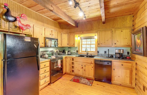 Asheville Cabina | 5 Mi to Dtwn Asheville: Tranquil Cabin Retreat!