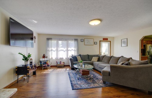 Waynesville Casa | 5 Mi to Dtwn Waynesville 4-Acre Group Getaway!