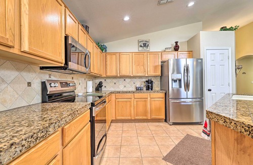 Roseview Casa | 5 Mi to Golf Courses: BBQ-Ready Surprise Home