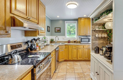 Kansas City Casa | 5 Mi to Kansas Speedway! 'Cowtown Cutie KC'