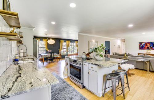 Salem Casa | 5 Mi to Lake Keowee Stylish Salem Home with Yard!