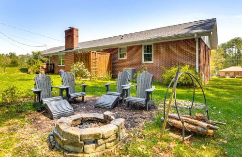 Salem Casa | 5 Mi to Lake Keowee Stylish Salem Home with Yard!