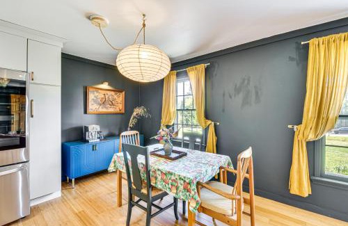 Salem Casa | 5 Mi to Lake Keowee Stylish Salem Home with Yard!