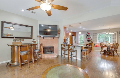 Lewisville Casa | 5 Mi to Lewisville Lake: Couple's Retreat w/ Yard