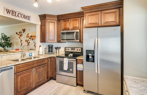 Norfolk - Virginia Beach Casa | 5 Mi to NAS Oceana: Townhome w/ Fenced Yard!
