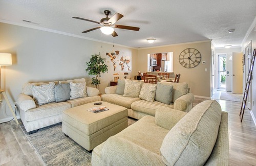Norfolk - Virginia Beach Casa | 5 Mi to NAS Oceana: Townhome w/ Fenced Yard!