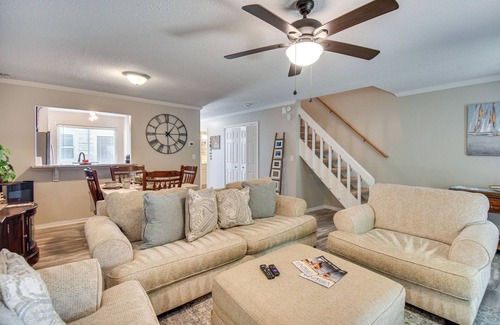 Norfolk - Virginia Beach Casa | 5 Mi to NAS Oceana: Townhome w/ Fenced Yard!