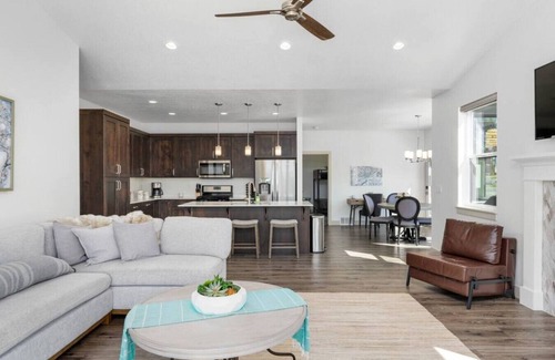 Wolf Creek Casa | 5 mi to Powder MNT-18 Mi to Snow Basin! Hot Tub! Arcade Games & Foosball!
