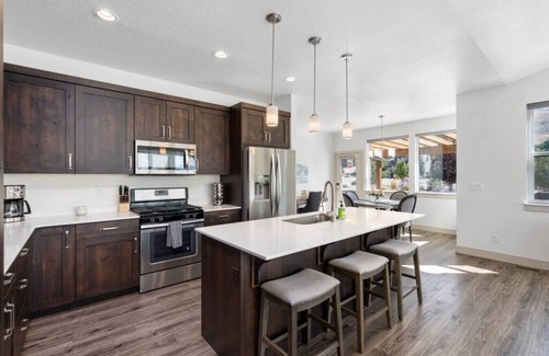 Wolf Creek Casa | 5 mi to Powder MNT-18 Mi to Snow Basin! Hot Tub! Arcade Games & Foosball!
