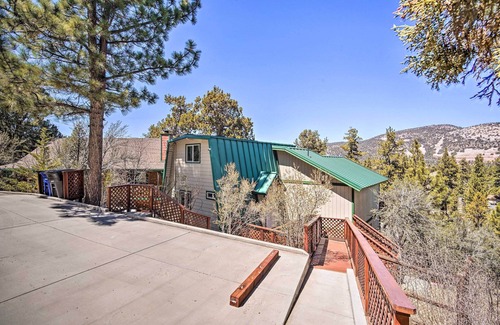 Big Bear City Cabaña | 5 Mi to Snow Summit: Cabin w/ Deck & Fireplace