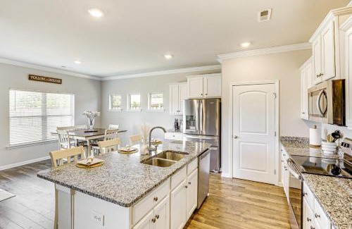 Athens Casa | 5 Mi to The Square Athens Home with Pool Access!
