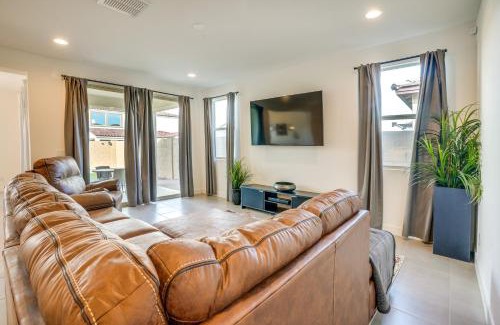 Glendale Casa | 5 Mi to Westgate Newly Built Glendale Home