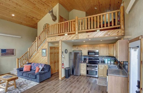 Keystone Casa | 5 Miles from Mt- Rushmore, with private hot tub!