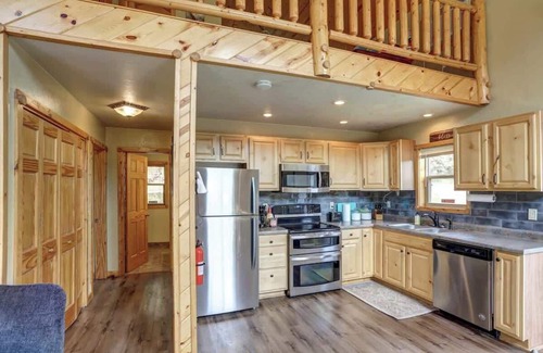 Keystone Casa | 5 Miles from Mt- Rushmore, with private hot tub!