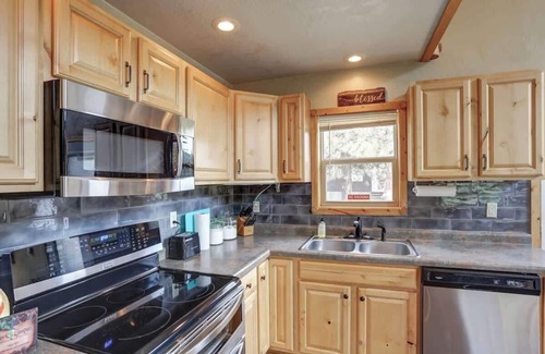 Keystone Casa | 5 Miles from Mt- Rushmore, with private hot tub!