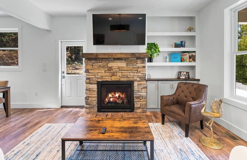 Asheville Cabina | 5 Miles to Downtown Asheville ~ With Hotub & Pet Friendly