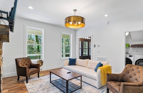 Asheville Cabina | 5 Miles to Downtown Asheville ~ With Hotub & Pet Friendly
