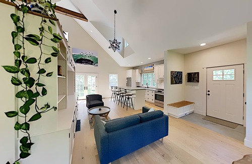 Katama Casa | 5 Min Drive to Beach/Downtown