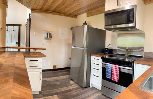 Golden Cabina | 5 min from town, great access to outdoor activities, quiet, plenty of space!