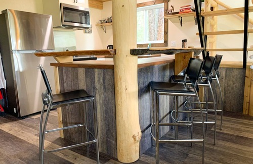 Golden Cabina | 5 min from town, great access to outdoor activities, quiet, plenty of space!