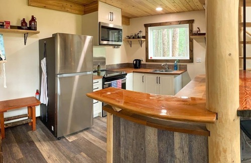 Golden Cabina | 5 min from town, great access to outdoor activities, quiet, plenty of space!