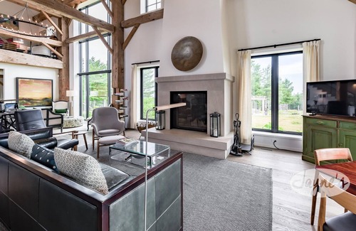 The Blue Mountains Casa | 5 Min to Georgian Peaks! Breathtaking 5bdrm 5bath Converted Barn - Blue Mtn!
